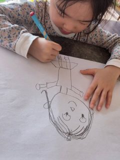 📘重点強化プログラムの一コマ✏️

人の絵は、最初から上手に描ける子の方が少ない分野。
自信がなくて、描くこと自体を避けてしまう子も多いです。

そこで前回の重点強化プログラムでは、
顔・手・身体と順番に、人の描き方を一つずつ丁寧に指導しました☝🏻

『上手く描けなくても、全然いい。今日は先生が
簡単に描けるように教えるから大丈夫！まず、描いてみて！』
そんな声かけからスタートし、
みんな最後まで描ききることができました👏

先生を真似して一生懸命描くお友だちの姿に刺激を受け、
「丁寧に描こう」と向き合う空気が自然と広がり、
とても良い時間になりました🌱

ふくろうが大切にしているのは、
「上手に描くこと」よりも
✔ 最後まで描こうとすること
✔ 丁寧に向き合おうとすること

まずは、そこをしっかり褒めます🌱

そして翌日、ママからこんなLINEが💌

「人がうまく描けず苦手意識が強かったのですが、
昨日の特訓で描き方が分かったみたいで、
今朝は
『私、自分の顔も体も描けるようになったんだよ！』
と言って、自分から喜んで描いていました。
ありがとうございます！」

描けなくて苦手意識が強かった子が、
“描こうとする子”に変わった瞬間。

大切なのは、
できるまでの練習の仕方。

ふくろうはこれからも、
「できない」から始まる一歩を
一緒に大切にしていきます🦉✨